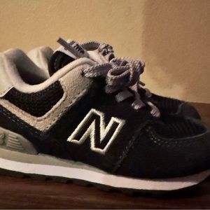 New balance toddler shoe, size 6, black